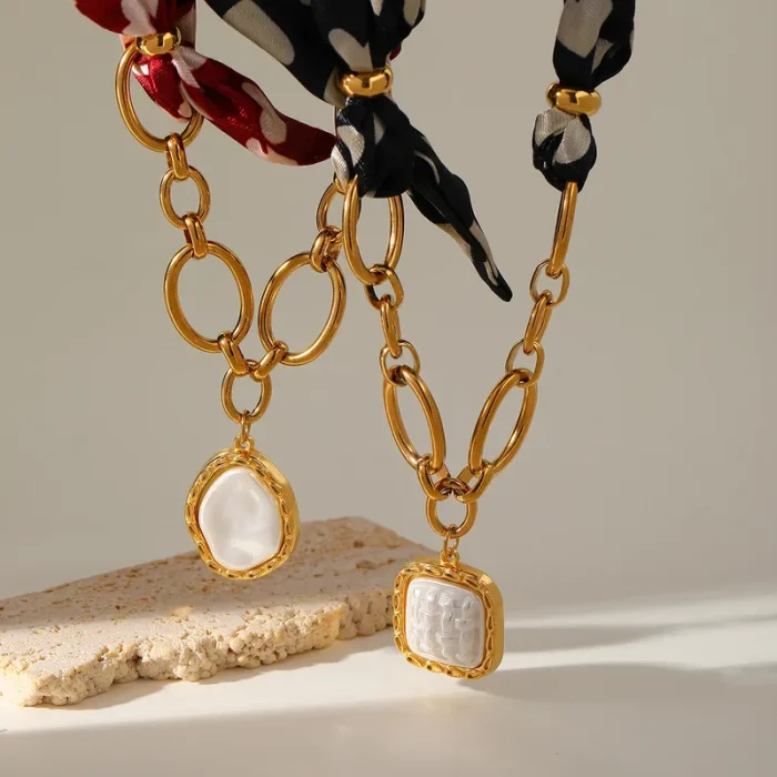 Κολιέ Αλυσίδα με Μαύρη Bandana και Τετράγωνο Μενταγιόν Savage - Χρυσό - Image 3