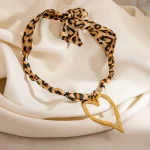 Κολιέ Λεοπάρ Bandana με Μεγάλη Καρδιά - Χρυσό - Image 2