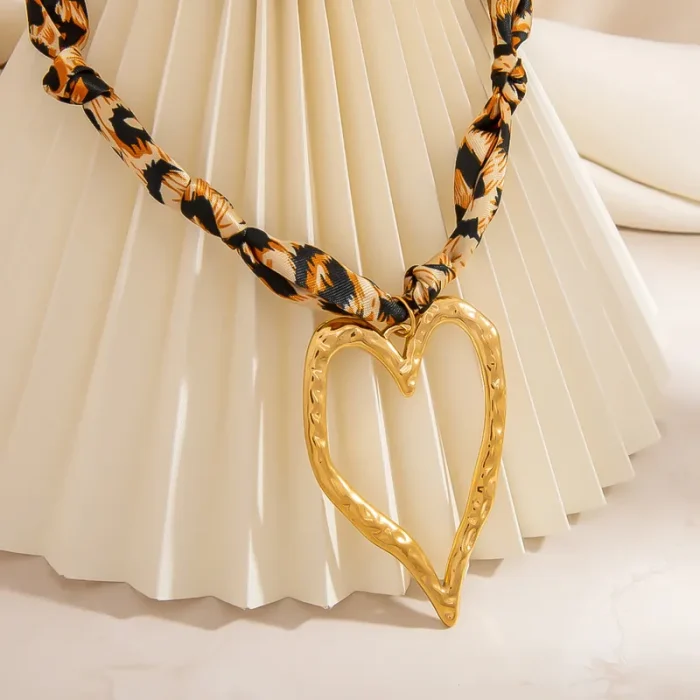 Κολιέ Λεοπάρ Bandana με Μεγάλη Καρδιά - Χρυσό - Image 3