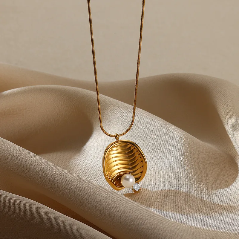 gunaikeio-kolie-atsalino-xriso-asimi-kosmima-online (88) Κολιέ Αλυσίδα Μενταγιόν Sea Shell με Περλίτσες - Χρυσό - Image 1