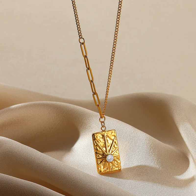 gunaikeio-kolie-atsalino-xriso-asimi-kosmima-online (90) Κολιέ Αλυσίδα Ορθογώνιο Μενταγιόν Sun με Περλίτσα - Χρυσό - Image 1