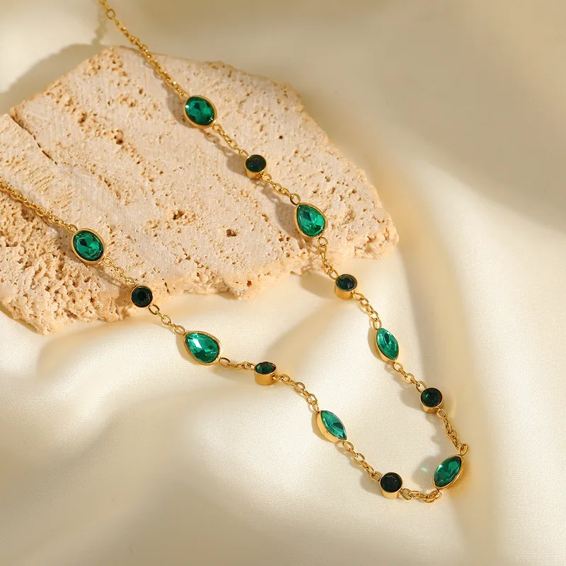 gunaikeio-kolie-atsalino-xriso-asimi-kosmima-online (92) Κολιέ Αλυσίδα Emerald Stones - Χρυσό - Image 1