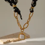 Κολιέ Αλυσίδα με Μαύρη Bandana και Τετράγωνο Μενταγιόν Savage - Χρυσό