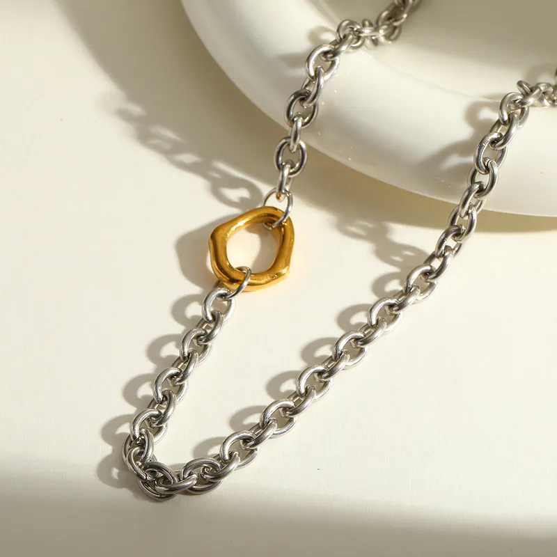 gunaikeio-kolie-atsalino-xriso-asimi-kosmima-online (98) Κολιέ Αλυσίδα με Χρυσό Abstract Κρίκο Core - Δίχρωμο - Image 1