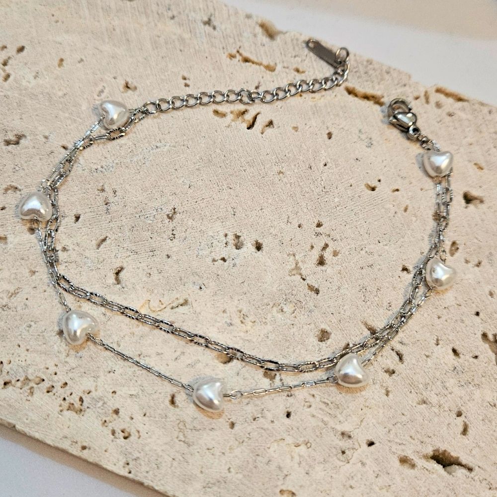 gunaikeio-vraxioli-kosmima-online (2) Βραχιόλι Λεπτή Διπλή Αλυσίδα με Περλίτσες Καρδούλες - Ασημί - Image 1