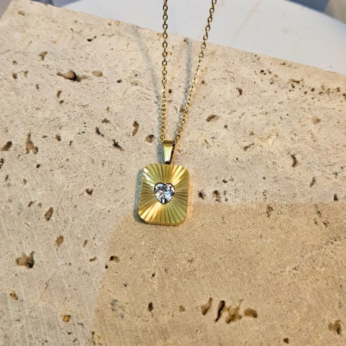 Κολιέ με Πλακέτα και Διαμαντάκι Καρδιά - Χρυσό - Image 2