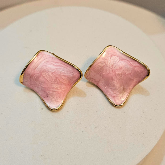 Σκουλαρίκια Κουμπωτά Τετράγωνα Wavy με Ρόζ Πέτρα - Χρυσό - Image 2