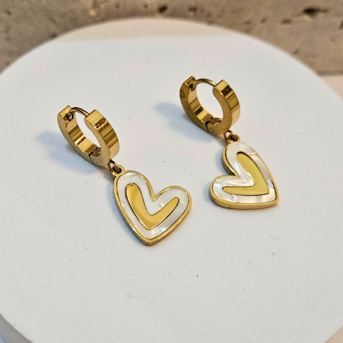 Σκουλαρίκια Κρικάκια με Καρδούλες και Λευκή Πέτρα Περιμετρικά - Χρυσό - Image 2