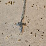 Κολιέ  Σταυρός Twisted με Στρας - Ασημί