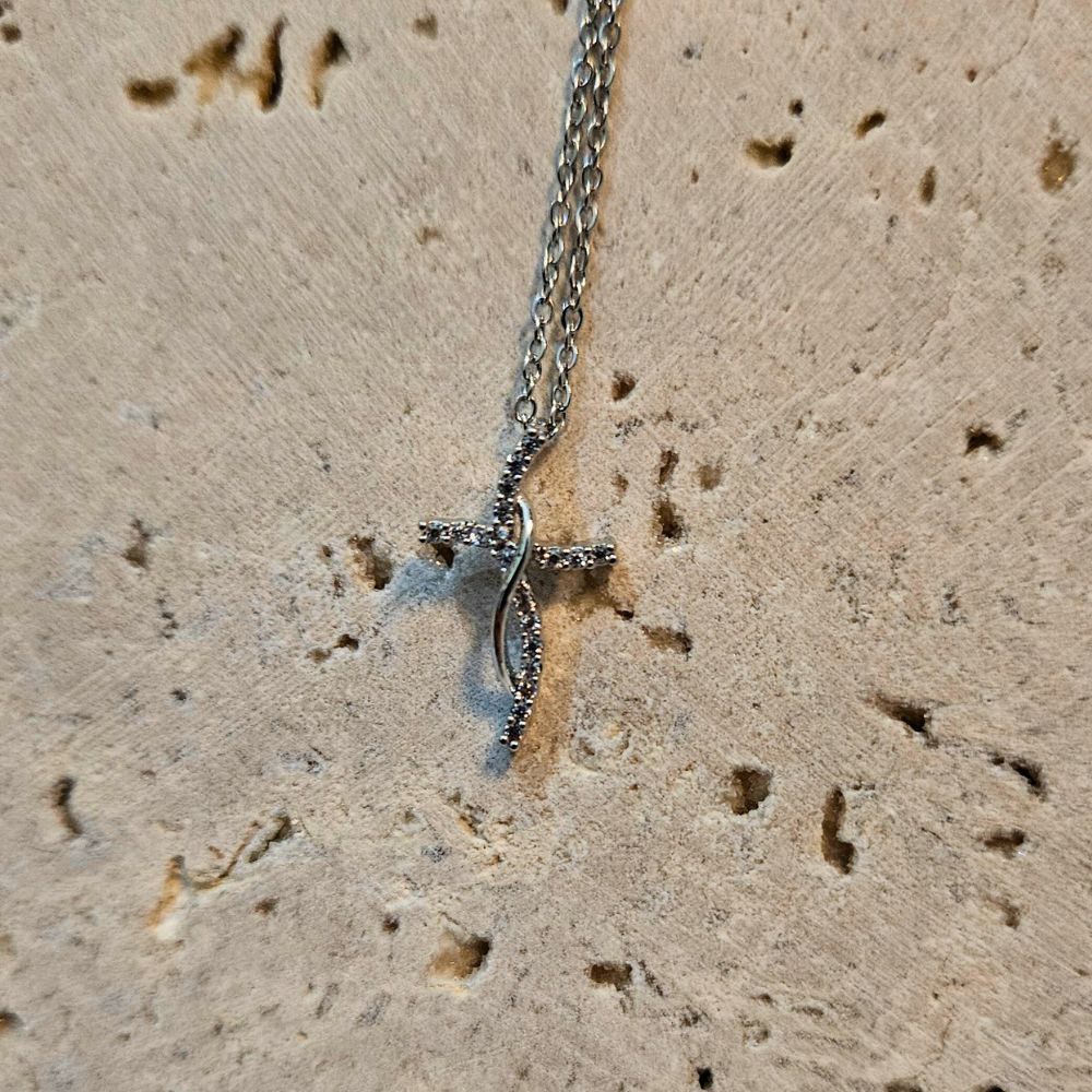 KOLIE-STAVROS-ATSALI-XRISO-ASIMI-KOSMIMA-ONLINE (14) Κολιέ Σταυρός Twisted με Στρας - Ασημί - Image 1