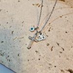 Κολιέ Γούρι 2026 Σταυρός και Ματάκι - Ασημί