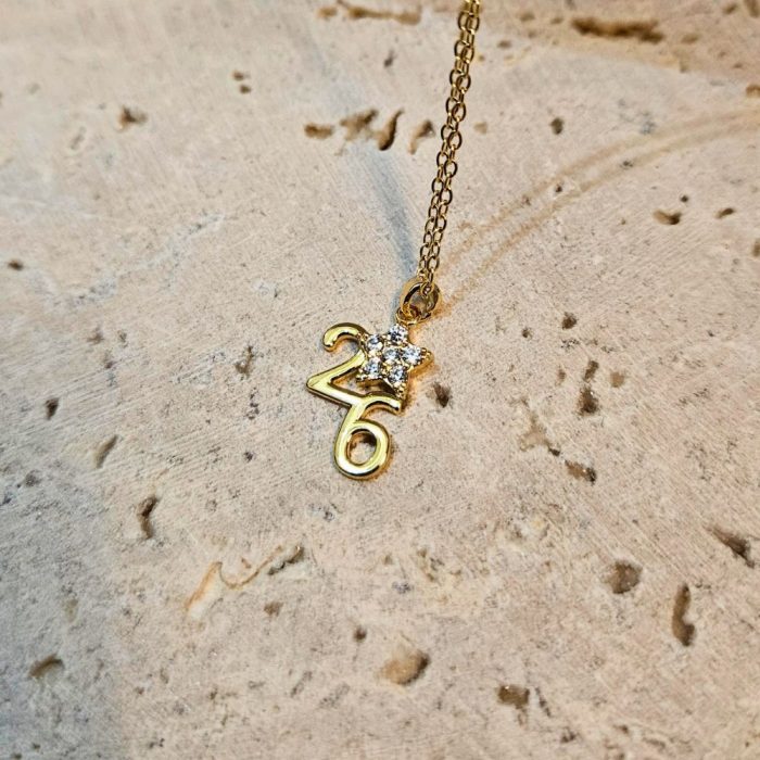 Κολιέ Γούρι 2026 με Λουλουδάκι και Στρας - Χρυσό - Image 2