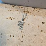 Κολιέ Γούρι 2026 με Λουλουδάκι και Στρας - Ασημί