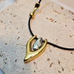 Κολιέ Hug με Κορδόνι και Κομποκρύπτη - Δίχρωμο