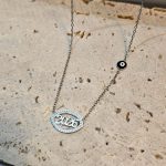 Κολιέ Γούρι 2026 Οβάλ με Στρας και Ματάκι στην Αλυσίδα - Ασημί