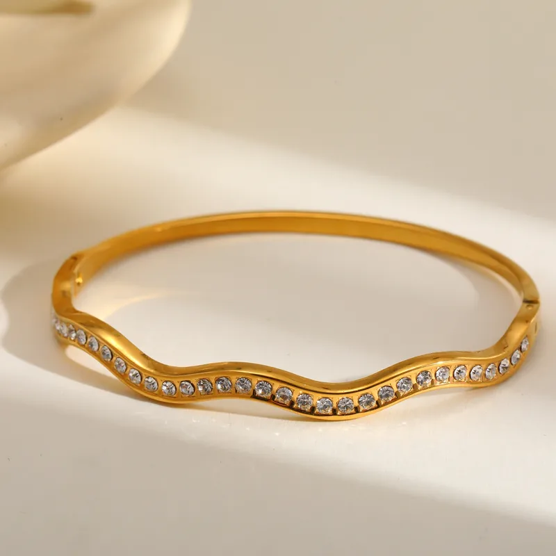 gunaikeia-vraxiolia-atsalina-kosmima-online (124) Βραχιόλι Σταθερό Wavy με Στρας - Χρυσό - Image 1