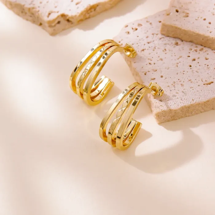 Σκουλαρίκια Κουμπωτά Triplet Hoops – Χρυσό - Image 2