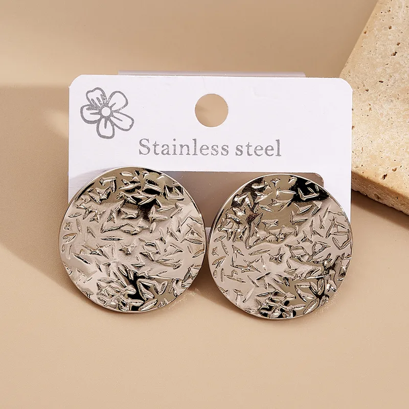 skoularikia-gunaikeia-kosmima-online-atsalina-dixrwma-xrisa-asimi (104) Σκουλαρίκια Κουμπωτά Crinkled Plate - Ασημί - Image 1