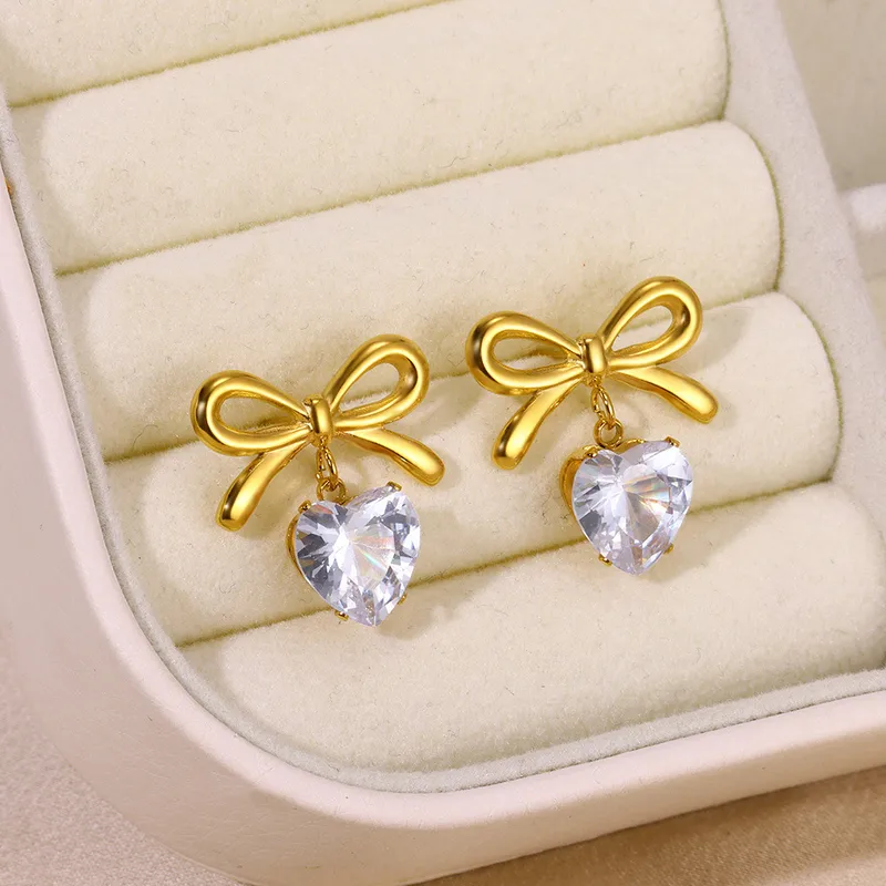 skoularikia-gunaikeia-kosmima-online-atsalina-dixrwma-xrisa-asimi (106) Σκουλαρίκια Κουμπωτά Bow Sparkly Hearts - Χρυσό - Image 1