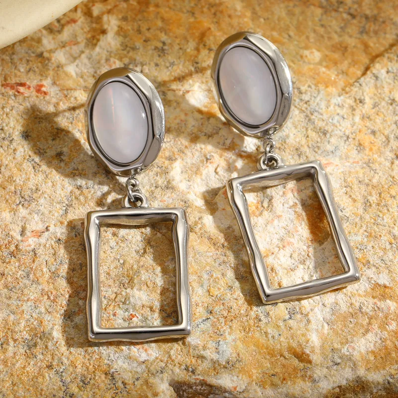 skoularikia-gunaikeia-kosmima-online-atsalina-dixrwma-xrisa-asimi (109) Σκουλαρίκια Κουμπωτά Oval and Square Λευκή Πέτρα - Ασημί - Image 1