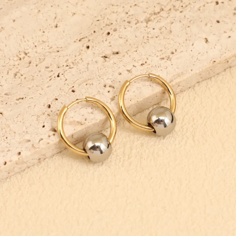 skoularikia-gunaikeia-kosmima-online-atsalina-dixrwma-xrisa-asimi (122) Σκουλαρίκια Κρίκοι με Ασημί Μπίλια - Δίχρωμο - Image 1