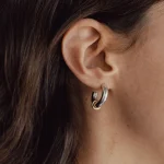 Σκουλαρίκια Κουμπωτά Κρίκοι με Χρυσό Detail - Ασημί - Image 3