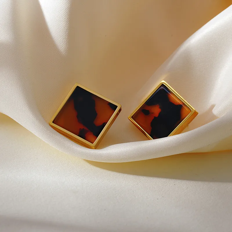 skoularikia-gunaikeia-kosmima-online-atsalina-dixrwma-xrisa-asimi (16) Σκουλαρίκια Κουμπωτά Square Tartarooga - Χρυσό - Image 1