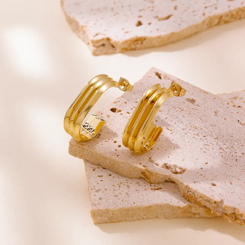 skoularikia-gunaikeia-kosmima-online-atsalina-dixrwma-xrisa-asimi (47) Σκουλαρίκια Κουμπωτά Κρικάκια Triple Hug - Χρυσό - Image 1