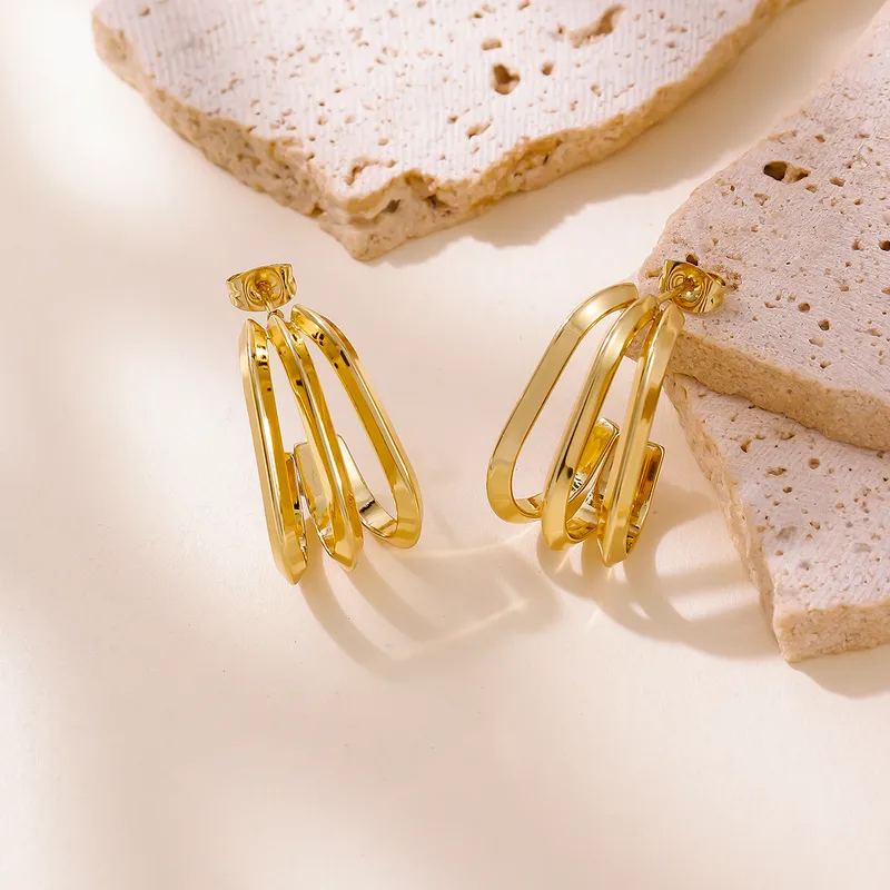 skoularikia-gunaikeia-kosmima-online-atsalina-dixrwma-xrisa-asimi (48) Σκουλαρίκια Κουμπωτά Κρικάκια Triple Hoops - Χρυσό - Image 1