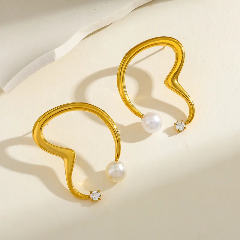 skoularikia-gunaikeia-kosmima-online-atsalina-dixrwma-xrisa-asimi (53) Σκουλαρίκια Κουμπωτά Wavy Pearl Heart - Χρυσό - Image 1