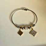 gunaikeio-vraxioli-cuff-asimi-atsali-charms-kremasta-kosmima-online