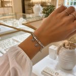 gunaikeia-vraxiolia-asimi-atsali-me-charms-cuff-ruthmizomena-kosmima-online