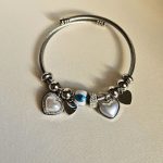 gunaikeio-vraxioli-cuff-asimi-atsali-charms-kremasta-kosmima-online