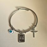 gunaikeio-vraxioli-cuff-asimi-atsali-charms-kremasta-kosmima-online