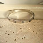 gunaikeio-vraxioli-cuff-asimi-atsali-charms-kremasta-kosmima-online