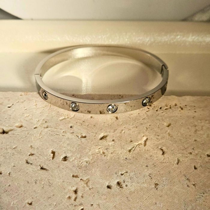gunaikeio-vraxioli-cuff-asimi-atsali-charms-kremasta-kosmima-online