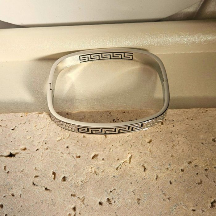 gunaikeio-vraxioli-cuff-asimi-atsali-charms-kremasta-kosmima-online