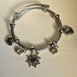 gunaikeio-vraxioli-cuff-asimi-atsali-charms-kremasta-kosmima-online