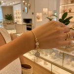 gunaikeia-vraxiolia-xriso-atsali-me-charms-cuff-ruthmizomena-kosmima-online
